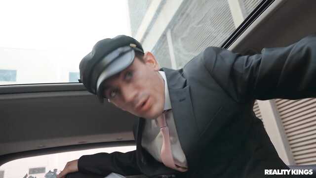 Наглый шофер пробует пизду невесты перед свадьбой