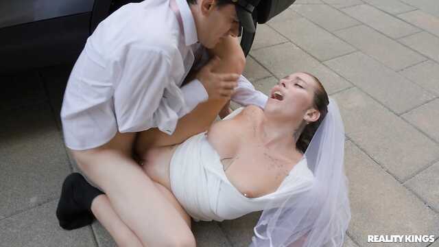 Наглый шофер пробует пизду невесты перед свадьбой