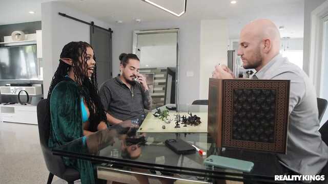 Черную спелую попку ебут твердым белым членом