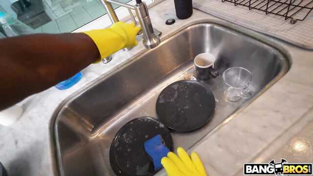 Здоровенный пенис негра помог мне сладко кончить