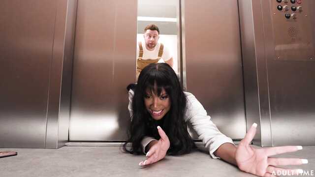 Когда соседка в лифте застряла