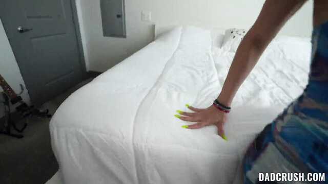 Мамы нет дома, почему бы не потрахаться с папочкой