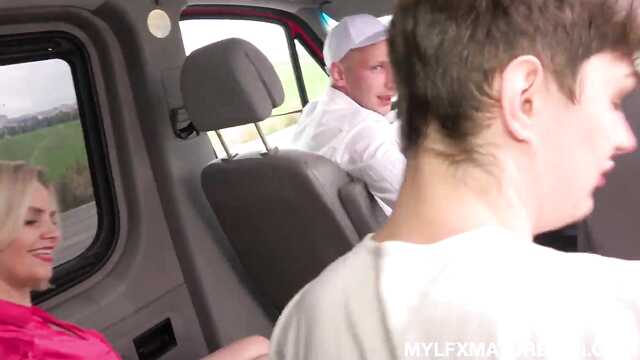 Жаркая секс поездка, мамочка отдается в машине