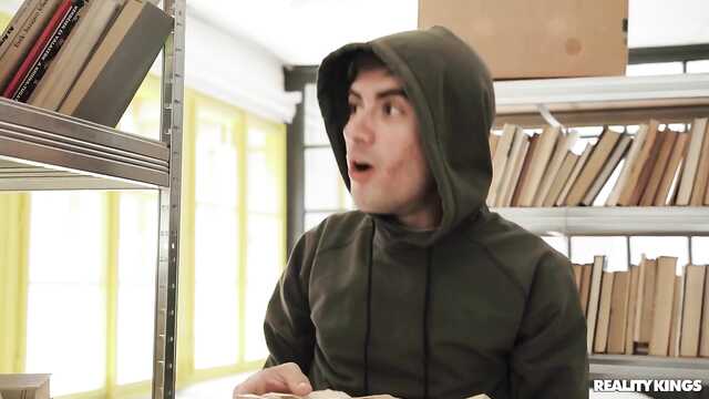 Выбрал книгу и выебал библиотекаршу возле стеллажа