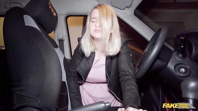 Инструктор по вождению хорошо ебет мою тугую киску