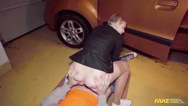 Инструктор по вождению хорошо ебет мою тугую киску