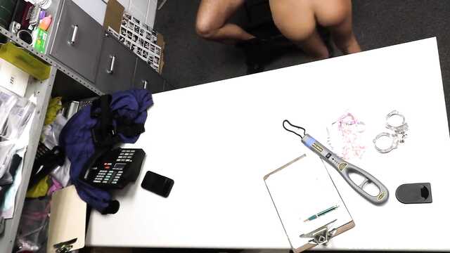 Наказываю восточную воровку сексом в подсобке