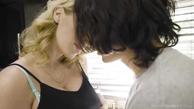 Сунь мамочке хуек в ротик и спусти на лицо милый