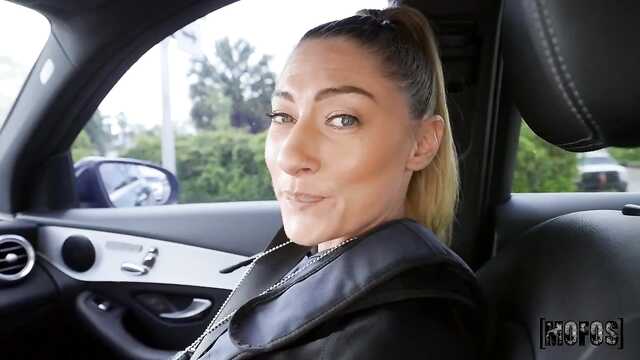 Не хочется тебя арестовывать, может трахнешь меня