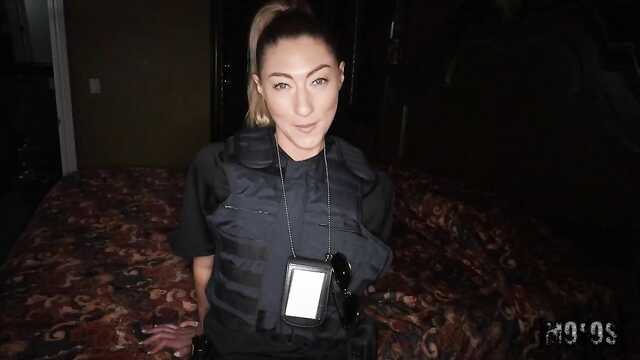 Не хочется тебя арестовывать, может трахнешь меня