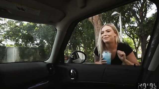 Сосу любимому во дворе и отдаюсь на диване в зале