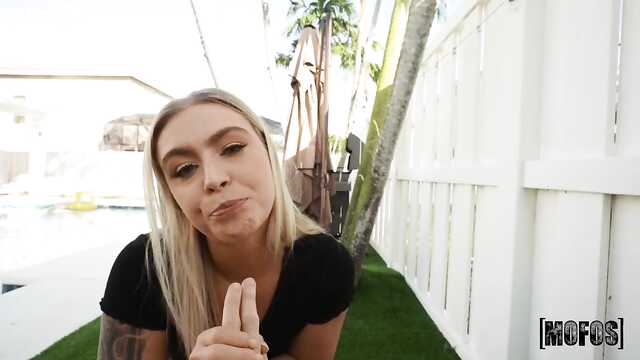 Сосу любимому во дворе и отдаюсь на диване в зале