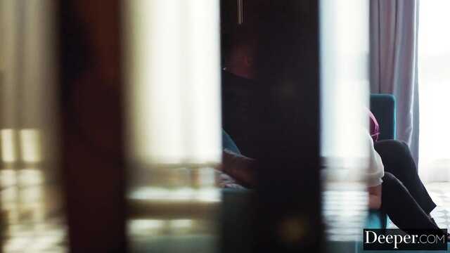 Вошел в киску молодой секретарше по самые яйца