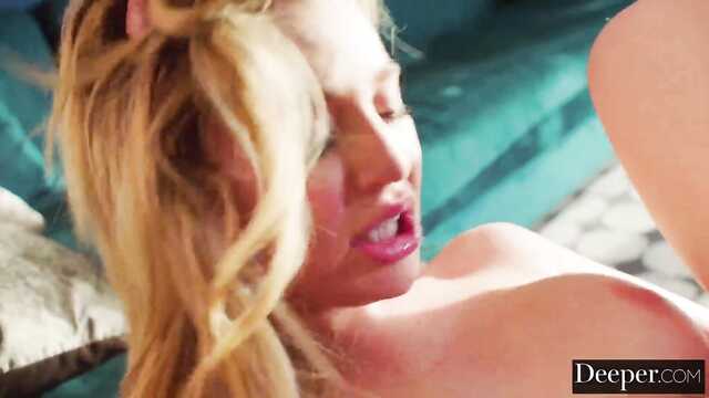 Вошел в киску молодой секретарше по самые яйца