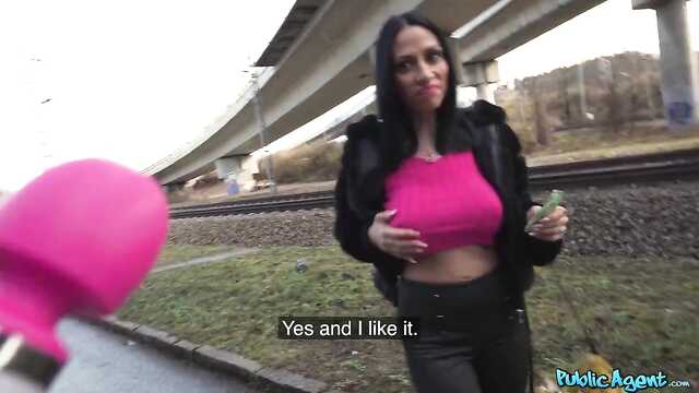 Итальянская милф пробует хуй пикапера за деньги