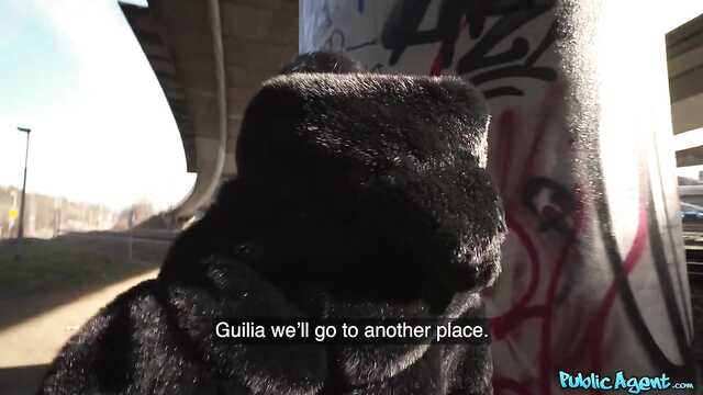 Итальянская милф пробует хуй пикапера за деньги