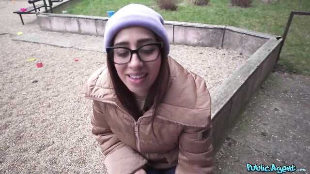 Предлагаю телке деньги за секс, быстро согласилась