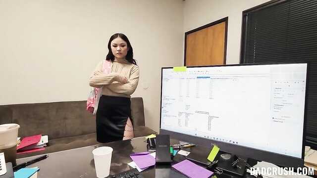 Босс дает нам сосать и запихивает член в писечки