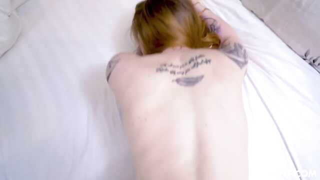 Доверилась старому пикаперу и отдалась в номере