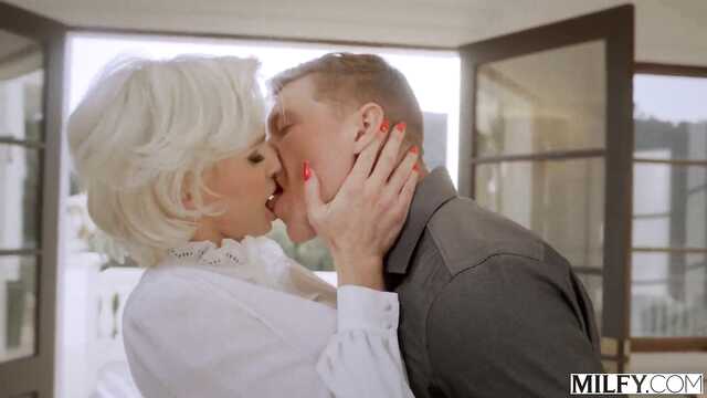 Хватит дрочить сынок, можешь вставить в мамочку