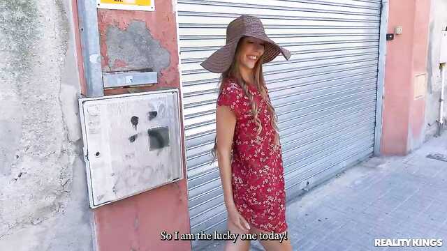 Снимаю милую проститутку и трахаю прямо на улице