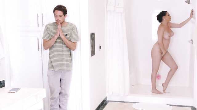 Подсматриваю за возбужденной мамой, ебу и кончаю