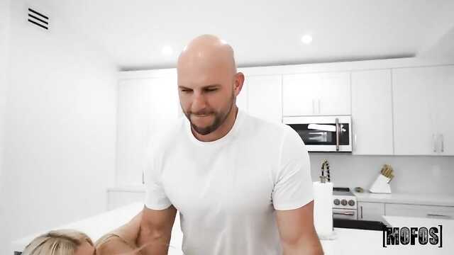 Для начала я вылижу тебе между ног, потом трахну