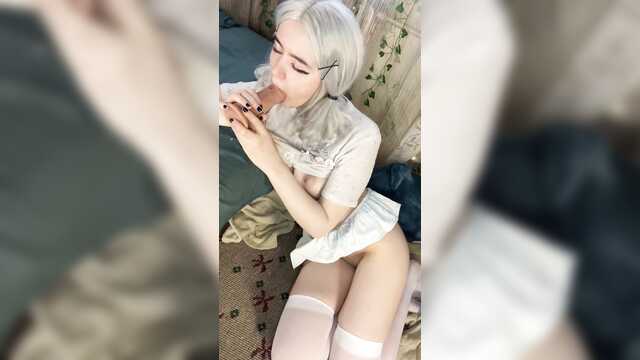 Сосет крупный вибратор и получает удовольствие