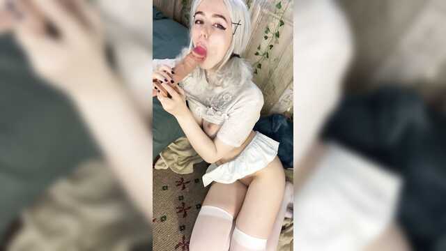 Сосет крупный вибратор и получает удовольствие