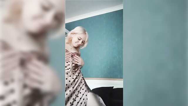Игриво снимает платье и мастурбирует на камеру