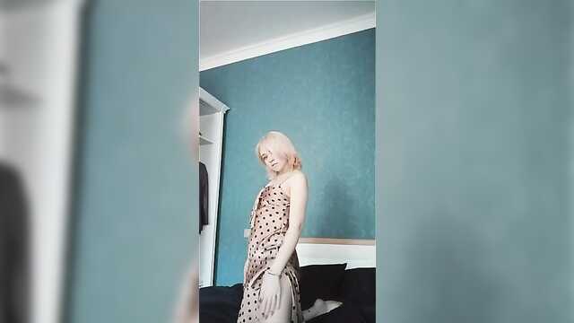 Игриво снимает платье и мастурбирует на камеру