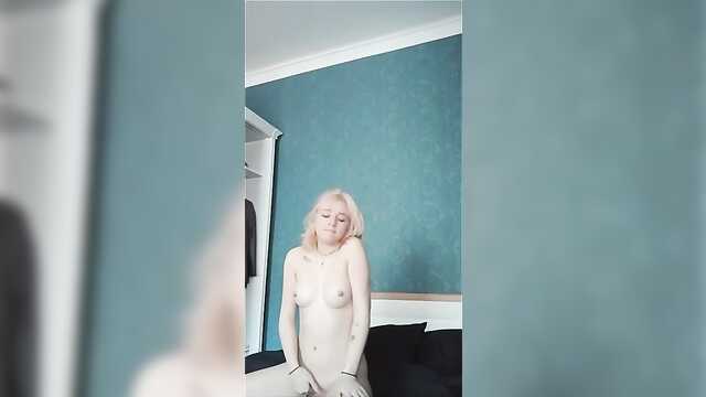 Игриво снимает платье и мастурбирует на камеру