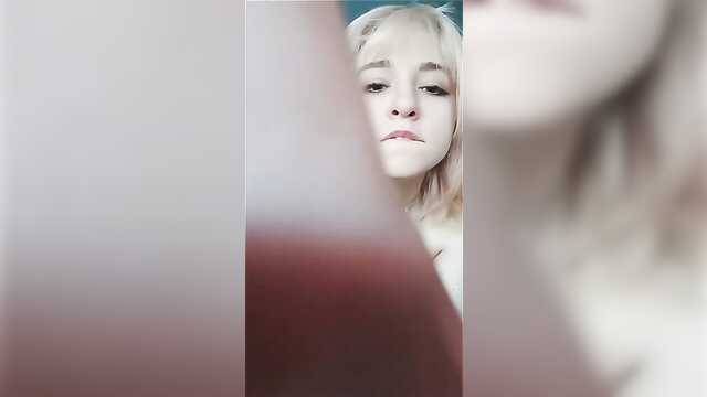 Игриво снимает платье и мастурбирует на камеру