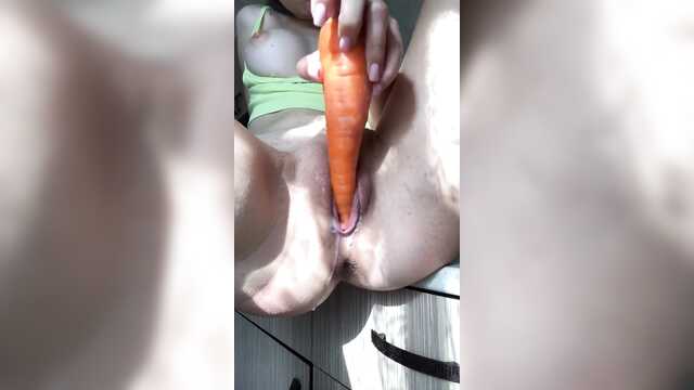 Мастурбация морковкой на кухне закончилась оргазмом