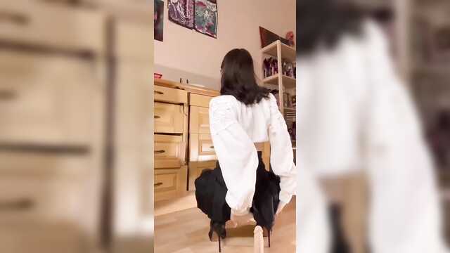 Захожу в секс чат и разминаю письку на вибраторе