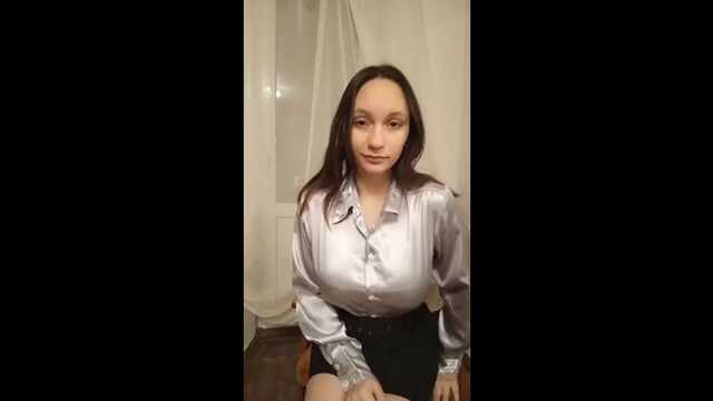 Устала на работе и подрочила киску дома на кресле