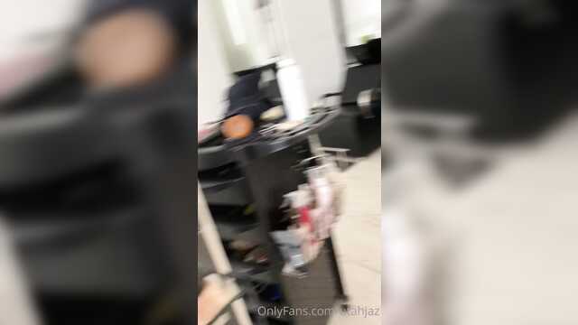 Пошлая стрижка в парикмахерской привела к сексу