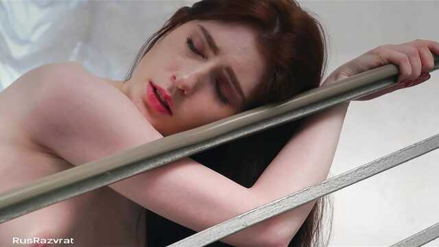 Расположилась на лесенке и дрочу клитор до оргазма