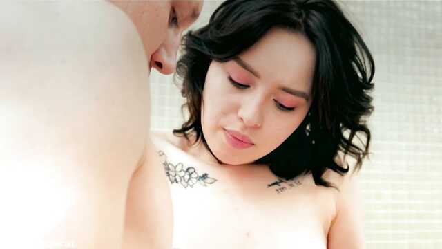 Совместное купание в ванной закончилось сексом