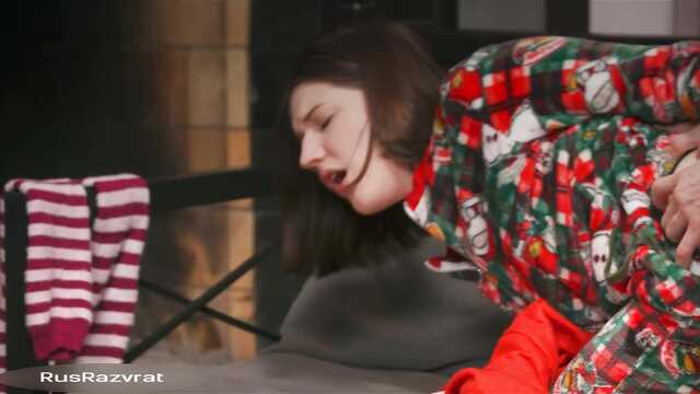 Рождественская секс-тусовка: парень ебет трех
