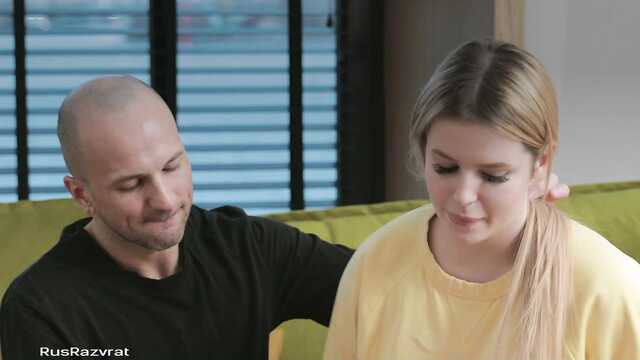 Пышногрудая Лиза теряет девственность на диване