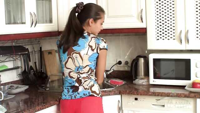 Тощая домохозяйка дрочит лохматую письку на кухне