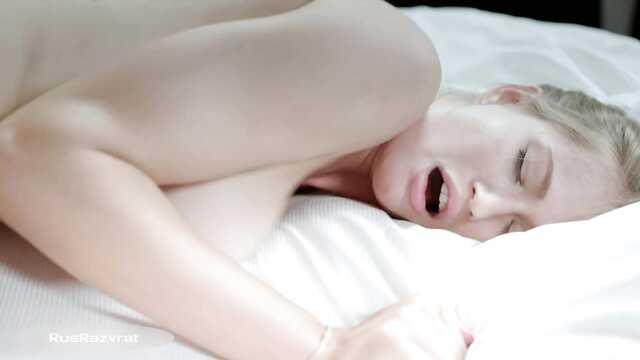 Ебу горячую подружку в спальне и кончаю на груди