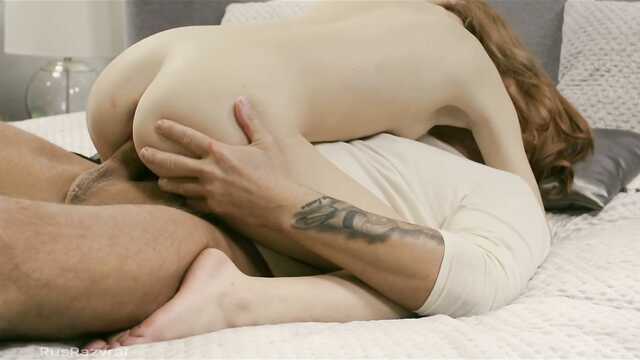 Тощая латинка хорошо сосет перед первым сексом