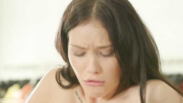 Тощая любительница романтики умылась спермой друга