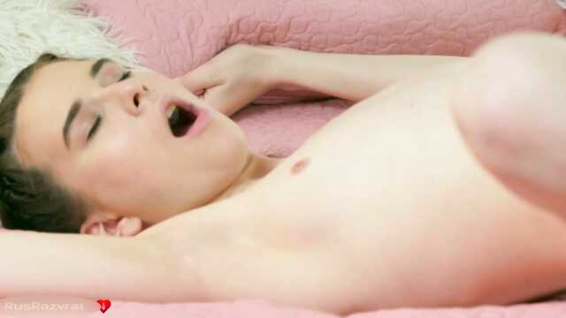 Две милые красотки на кроватке пробуют лесби секс