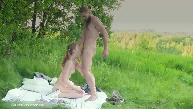 Романтичный трах с бородатым мачо на опушке леса