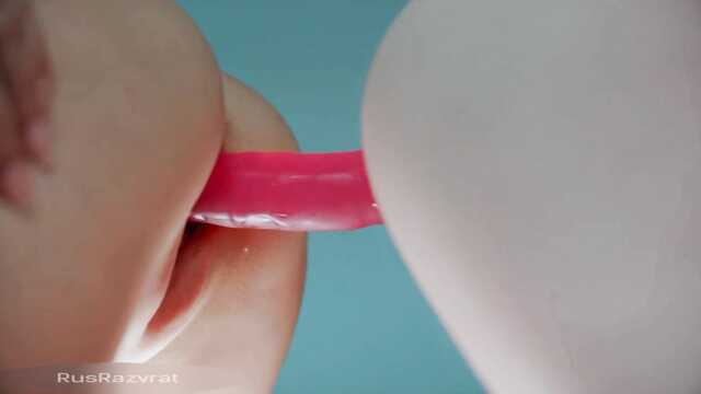 Молодые озорные лесби вылизывают пизды и анусы