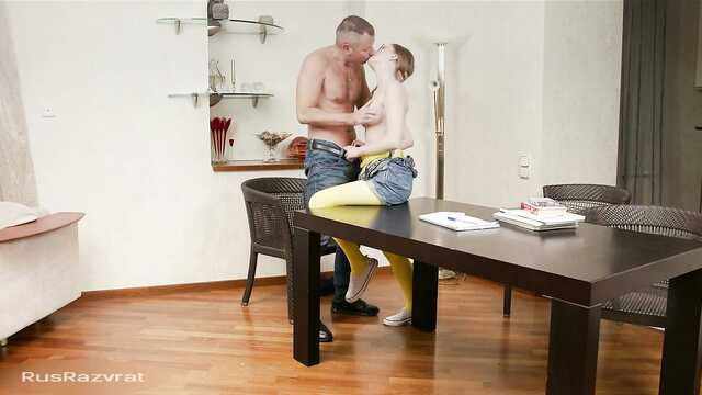 В тайне от родителей Софья ебется с репетитором