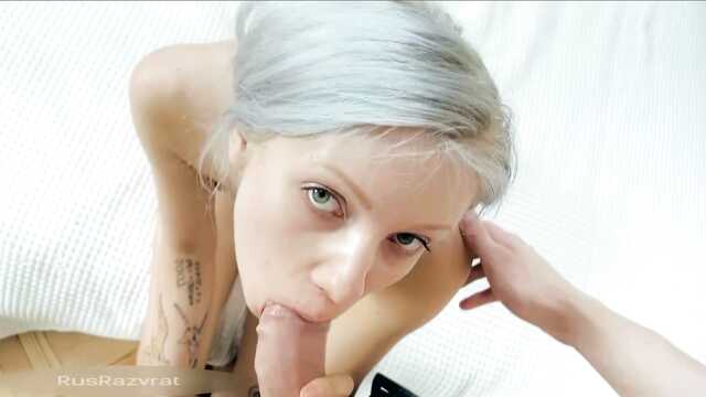 Хрупкая милашка Sylvia пробует в невинную задницу